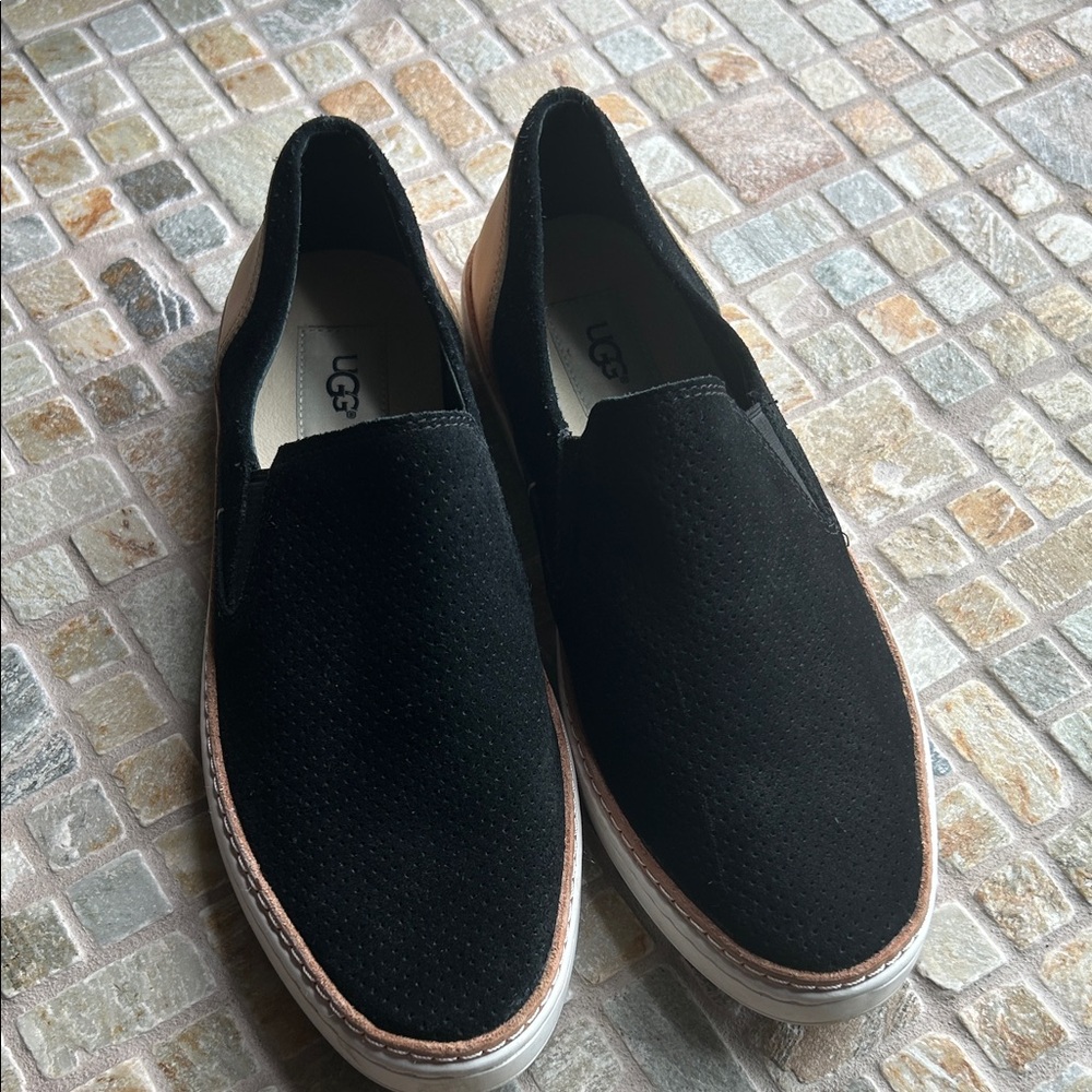 UGG Women's Black and Tan Slip-On Flats